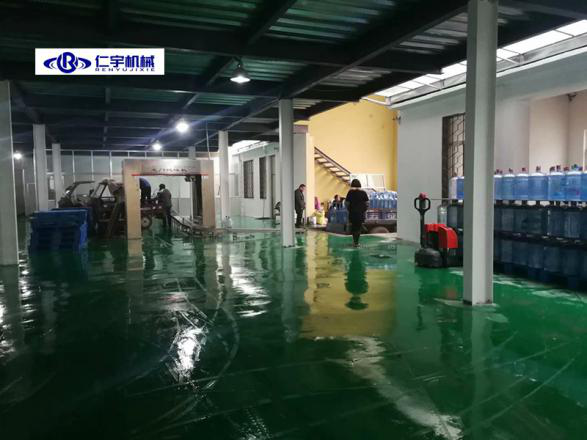 一套桶装水灌装设备多少钱？桶装水灌装宝威体育平台厂家这样回答